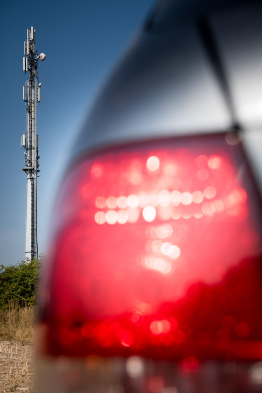 Technikfotografie: Antenne für 5G-Mobilfunk an einer Teststrecke für Car2x Kommunikation auf der Autobahn A9 bei Pfaffenhofen. Die reaktionsschnelle Vernetzung von Fahrzeugen mit der Cloud und zwischen den Verkehrsteilnehmern ist eine Grundvoraussetzung für autonomes Fahren.