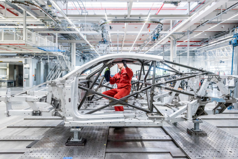 Industriefotografie: Mitarbeiter beim Bau eines Aluminiumrahmens für einen Sportwagen.