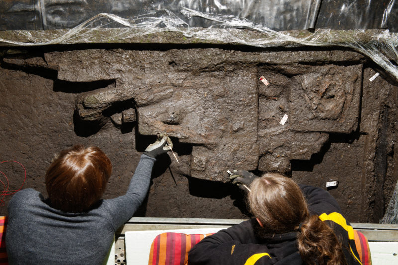 Wissenschaftsfotografie: Keltenblock: Ein Grab aus der Keltenzeit wurde komplett geborgen und vorsichtig freigelegt.