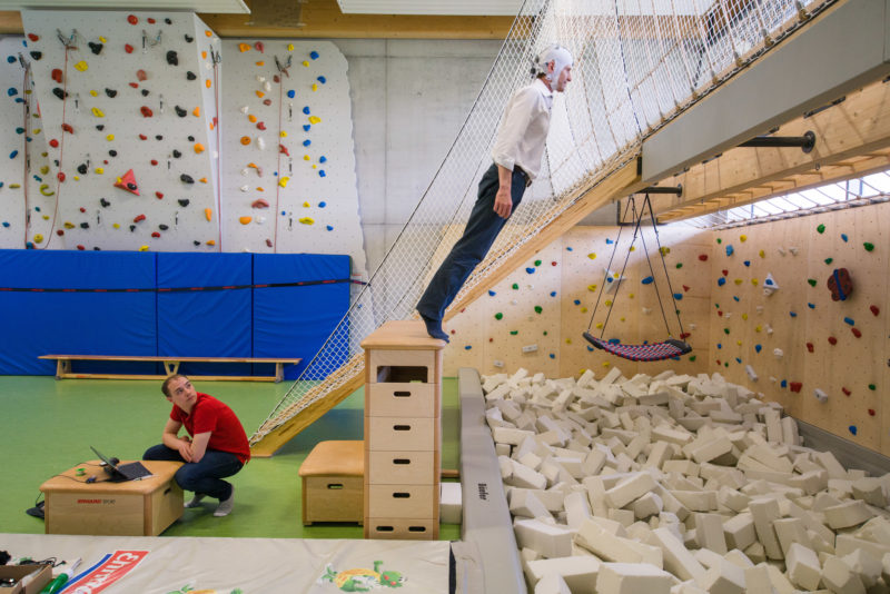 Wissenschaftsfotografie: Hirnforschung an der Universitaet Tuebingen: Bei einem Vorversuch zum auch untersuchten Bungee-Jumping wird das unbewusst vorhandene Bereitschaftspotential im Gehirn vor der Entscheidung gemessen, die den Probanden in den Abgrund springen lässt.