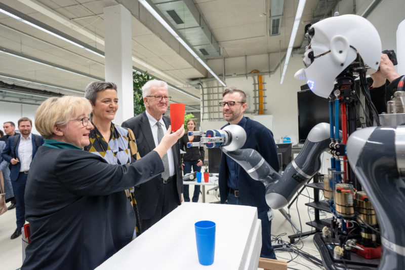 Fotoreportage zur Pressearbeit: Politikerbesuch bei einem Forschungsunternehmen: Roboter sind immer gute Motive. Sie agieren und reagieren, sie erlauben Emotionen bei deren Betrachtern.