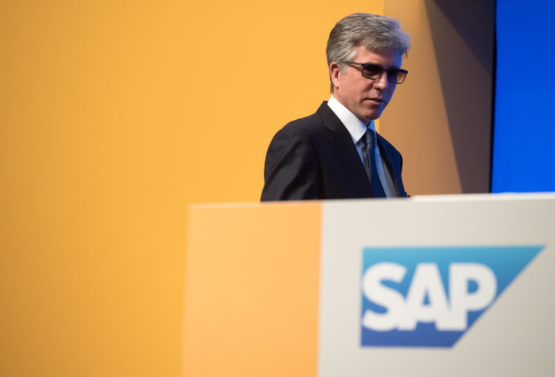 Managerportrait: Bill McDermott, CEO of SAP SE, in front of the SAP SE logo with the company colors yellow and blue. The picture was taken at the SAP SE Annual General Meeting