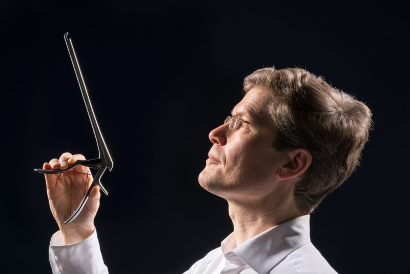 Science photography: Dr. Oliver Schwarz from the Fraunhofer Institute for Manufacturing Engineering and Automation IPA, Bionic Medical Technology Group, with a bionic bone punch with a snake-like swallowing mechanism for resection of bones in spinal surgery.