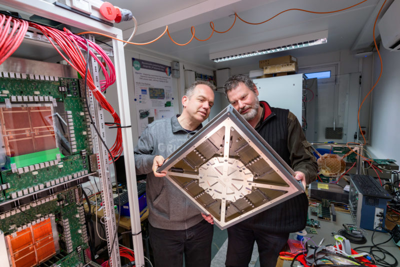 Technikfotografie: Dr. johannes Schemmel und Dr. Bjoern Kindler mit einem Insertion Frame für das BrainScaleS-System, einem neuromorphen Computer am Kirchhoff-Institut für Physik der Universität Heidelberg. Die Architektur das BrainScaleS bildet die neuronale Informationsverarbeitung eines Gehirns mit Nervenzellen und deren synaptischen Verbindungen elektronisch nach.