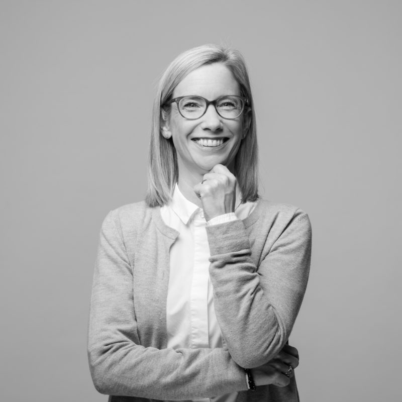 Mitarbeiterportraits an verschiedenen Standorten mit einheitlichem Licht und Hintergrund. Ein Studioaufbau vor Ort ermöglicht einen einheitlichen Stil, wenn man Businessportraits in Schwarz-Weiss von Mitarbeitern in ganz Deutschland fotografiert. Portrait 01 von 31