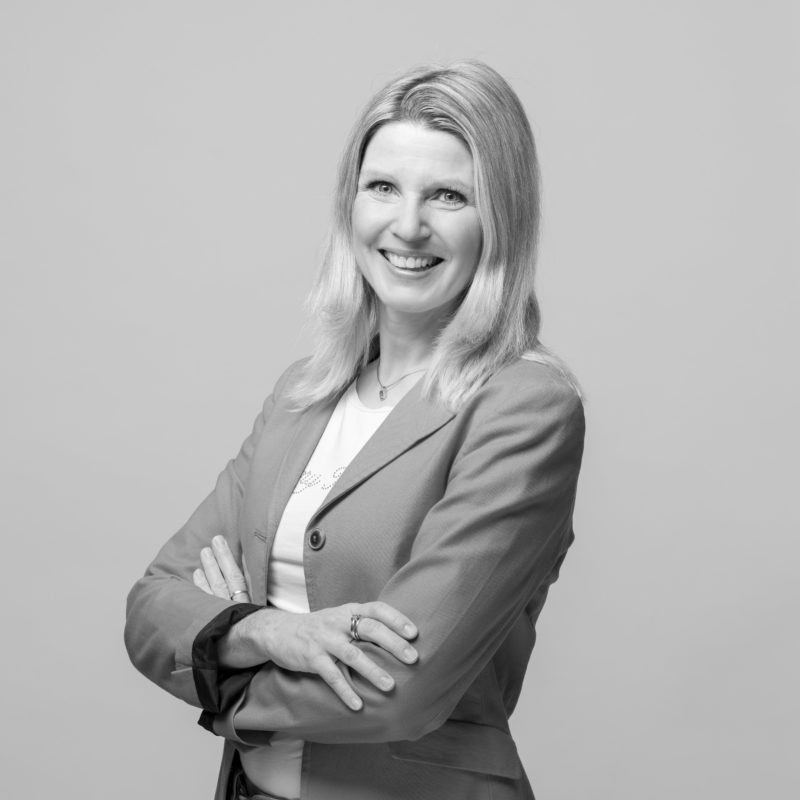 Employee portraits at different locations with uniform light and background. A on-location studio set-up allows a uniform style when taking business portraits in black and white of employees all over Germany. Portrait 12 from 31