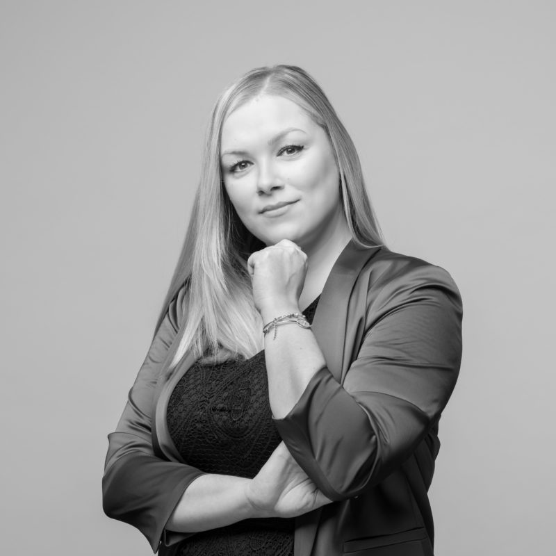 Employee portraits at different locations with uniform light and background. A on-location studio set-up allows a uniform style when taking business portraits in black and white of employees all over Germany. Portrait 20 from 31