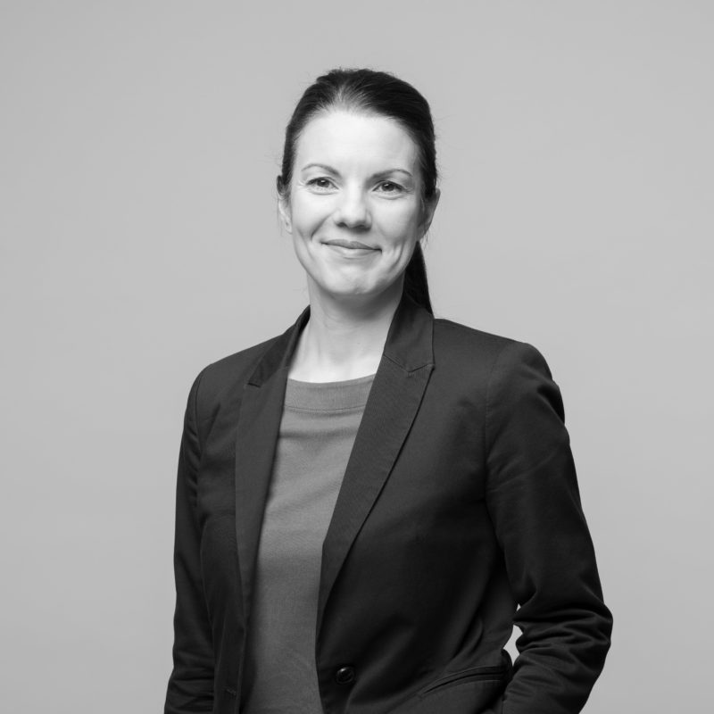 Employee portraits at different locations with uniform light and background. A on-location studio set-up allows a uniform style when taking business portraits in black and white of employees all over Germany. Portrait 21 from 31