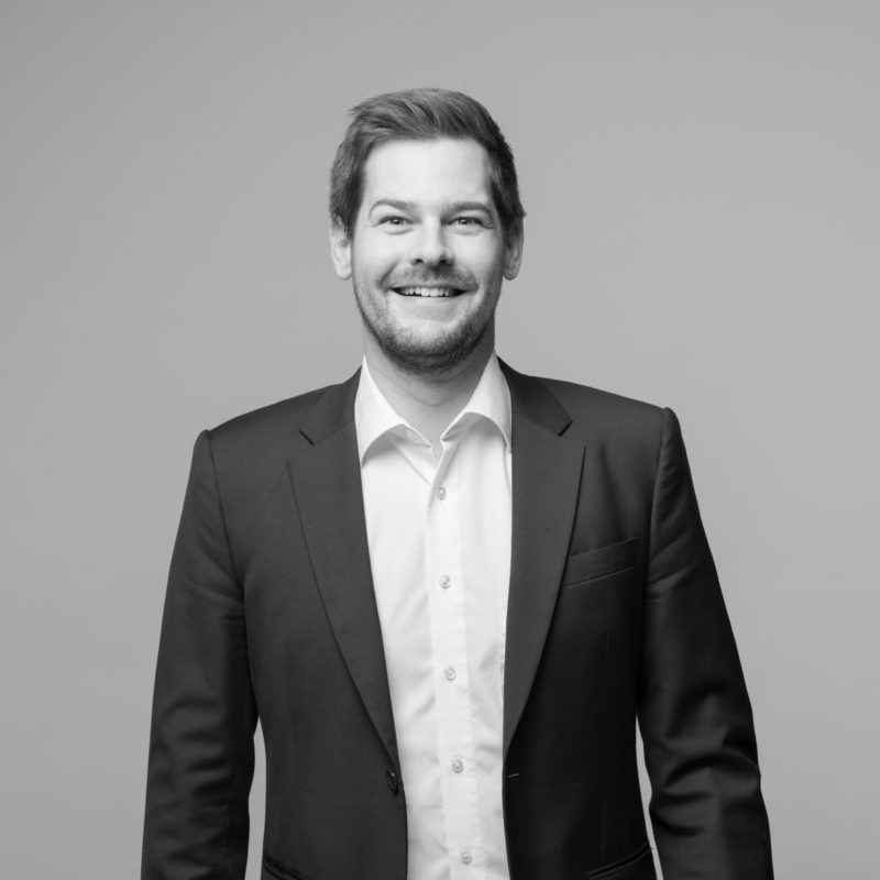 Mitarbeiterportraits an verschiedenen Standorten mit einheitlichem Licht und Hintergrund. Ein Studioaufbau vor Ort ermöglicht einen einheitlichen Stil, wenn man Businessportraits in Schwarz-Weiss von Mitarbeitern in ganz Deutschland fotografiert. Portrait 31 von 31