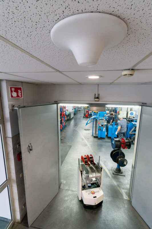 Technology photography: The mobile radio antennas on the ceilings of the factory buildings at Osram in Schwabmünchen control an autonomous robot vehicle that supplies the production with material.