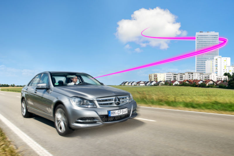 Fotomontage mit Photoshop: Fotomontagen mit Photoshop: Symbolbild für Cloud-Computing im Auto: Ein Datenstrom verbindet das Fahrzeug und seinen Fahrer mit dem Internet.