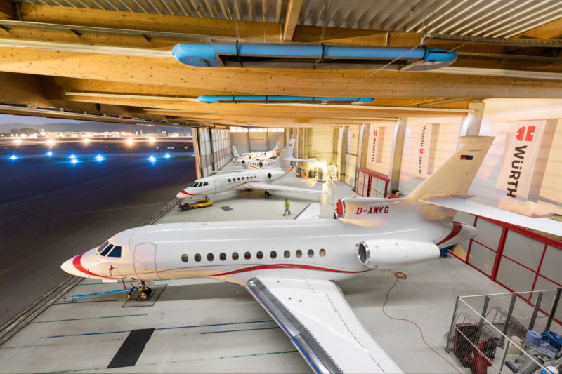 Technikfotografie: Mit Flüssiggas betriebene Deckenheizung in einem Flugzeughangar am Adolf Würth Airport in Schwäbisch Hall.