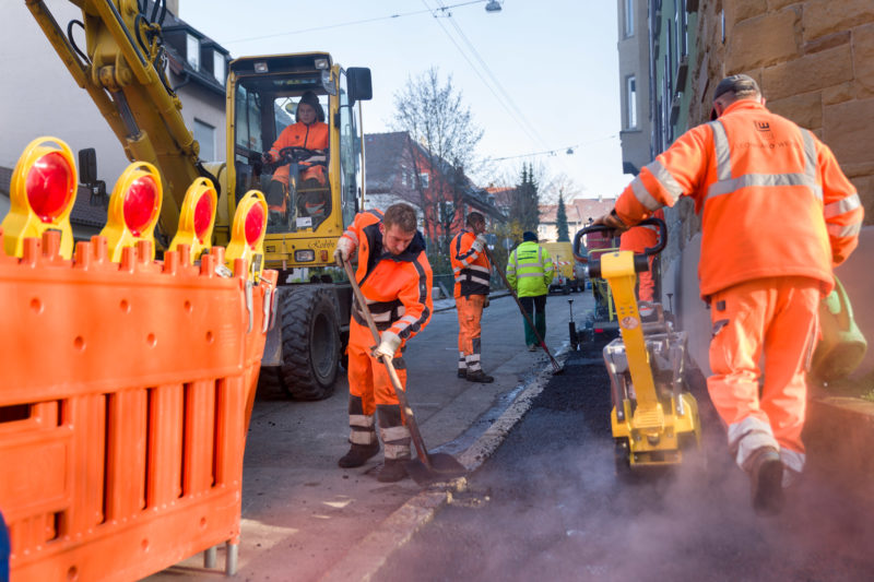 Reportage photography on a fiberglass construction site: Within two hours, various photos are taken showing the laying of fibre optic lines for fast internet. The work takes place in an urban residential area.