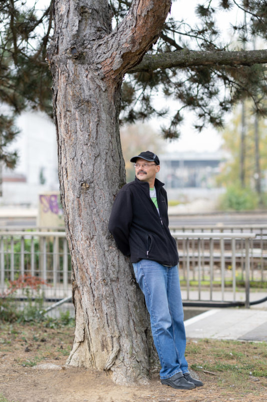 Editorial Portrait: Für ein Mitarbeitermagazin wurde ein Mitarbeiter portraitiert, der als Baumliebhaber eine Initiative unterstützt, die weltweit Bäume pflanzt. Hier lehnt er sich an einen alten Baum in der Stadt.