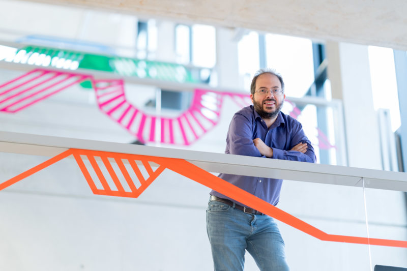 Portrait of a scientist: Often existing architectural details can be used to create an interesting portrait photo. Then it depends on the optimal viewing angle and the right focal length.