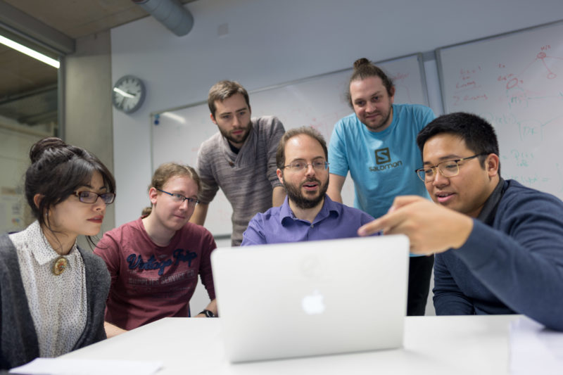 Portrait of a scientist: It often makes sense to show all persons equally in a picture. This increases the usability of the photos as a series.