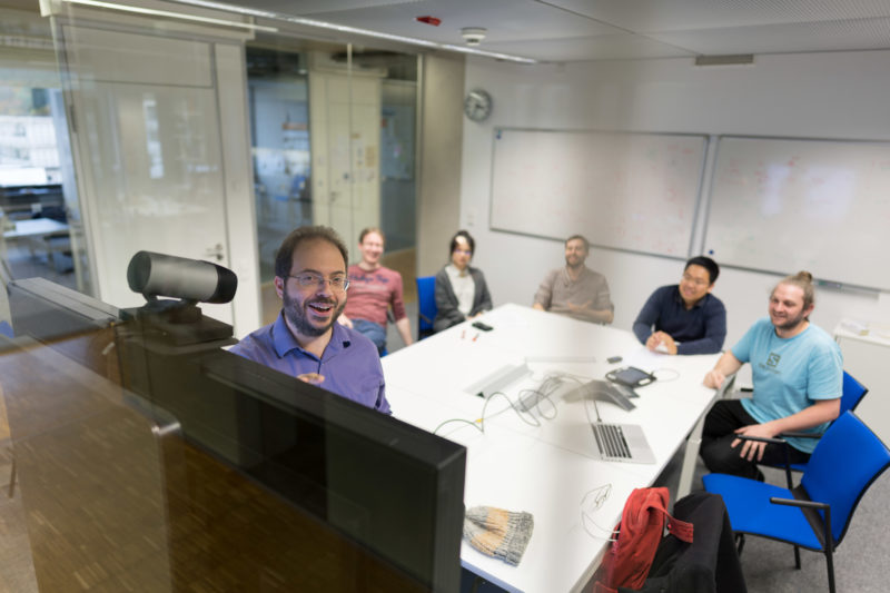 Portrait of a scientist: Even in an overview image with a wide angle, the right lens can be used to focus selectively on the person being portrayed so that the other details do not distract too much.