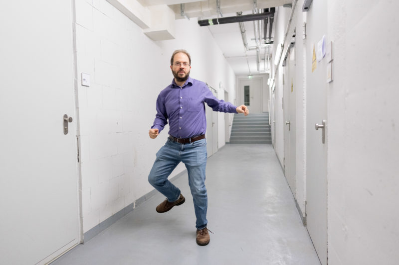 Portrait of a scientist: Great for the photographer, if the person you are portraying has step dance as a hobby. This is how an exciting portrait succeeds, even if the surroundings, here a cellar, are not very exciting.