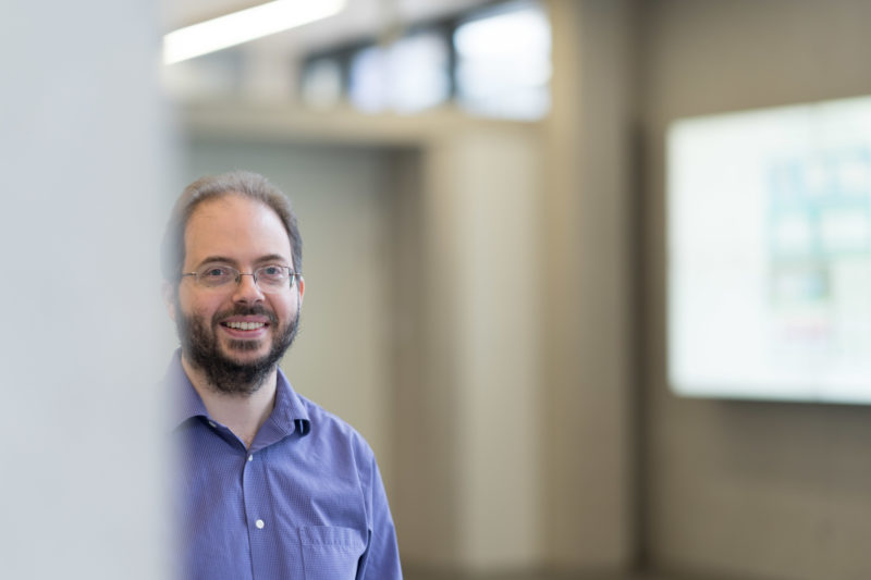 Portrait of a scientist: For a good portrait series, interesting single images are needed. For example, a blurred foreground can create tension when a portrait is close by.