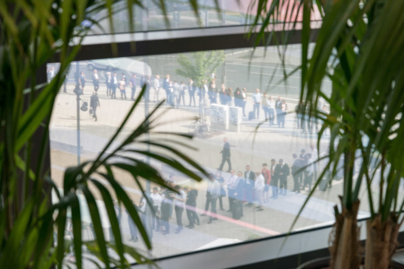 Eventfotografie: 2 Tage Veranstaltungsfotos bei einem Firmenevent: Die ersten Teilnehmer stehen vor der Eingangskontrolle Schlange.