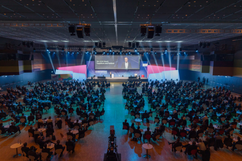 Editorial photography as event photography and fair photography: View into the hall of a big company event.