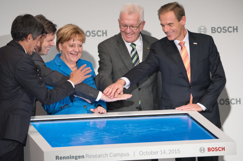 Reportagefotografie als Eventfotografie und Messefotografie: Einweihung des Forschungscampus der Robert Bosch GmbH  in Renningen mit Bundeskanzlerin Angela Merkel, Bosch Chef Volkmar Denner und Ministerpräsident Winfried Kretschmann beim Drücken des symbolischen Startknopfes.