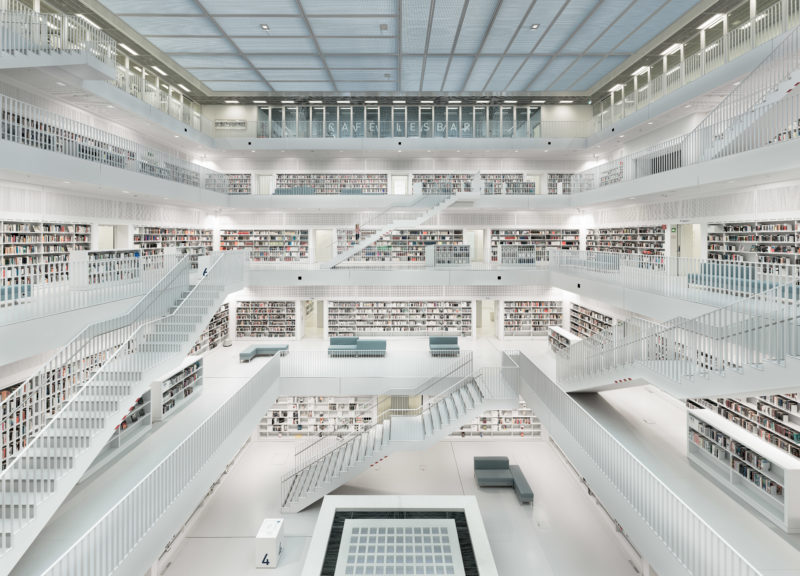 Architekturfotografie: Gigapixel Foto des Inneren der modernen Stadtbibliothek in Stuttgart. Auf Grund der sehr hohen Auflösung des aus vielen Einzelbildern zusammengesetzten Fotos kann man im Original die Titel der Bücher in den gegenüberliegenden Regalen lesen.