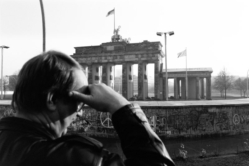 Reportage photography GDR border opening 1989: In the early morning of November 10, 21989 the day after the fall of the Wall, the square at the Brandenburg Gate near the Berlin Wall is empty. It