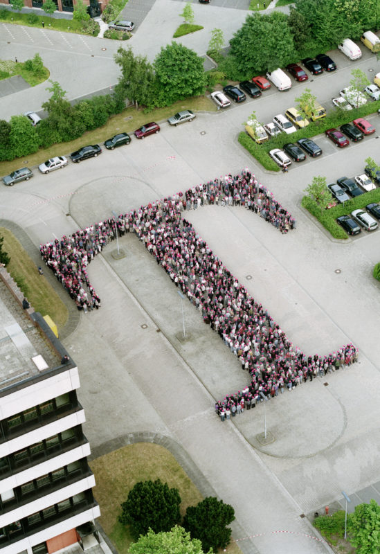 Gruppenfoto: Riesengroßes Gruppenbild mit mehr als 1000 Telekom-Mitarbeitern vom Funkturm in Hannover herunter.