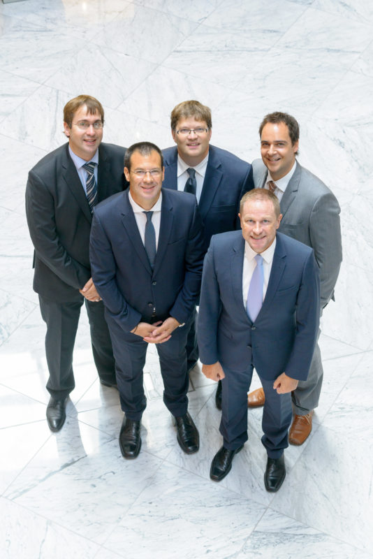 Group photo: All five participants in a discussion round of a trade journal on a current topic. The picture is one of several photographed alternatives for a title photo.