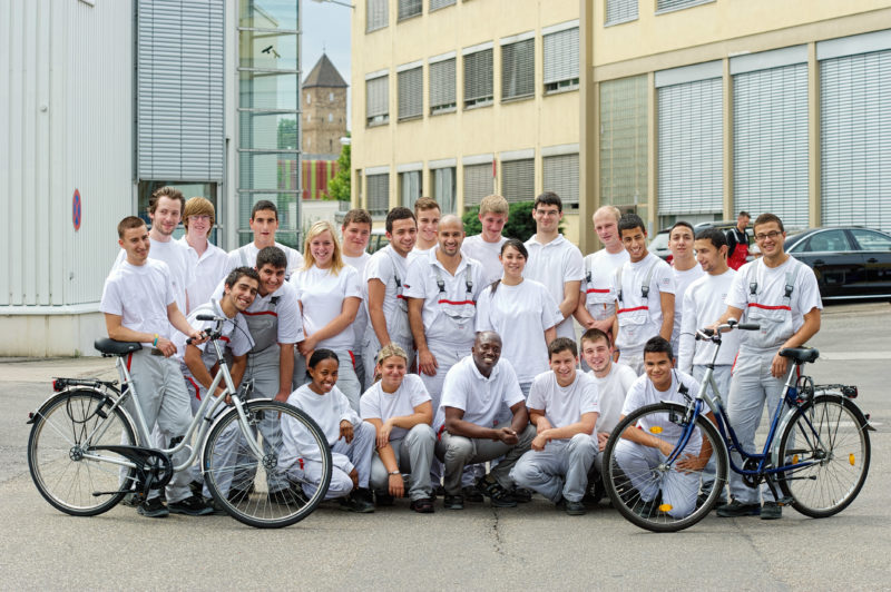 Gruppenfoto: Gruppenfoto mit Fahrrädern von Auszubildenden der Audi AG in Neckarsulm.