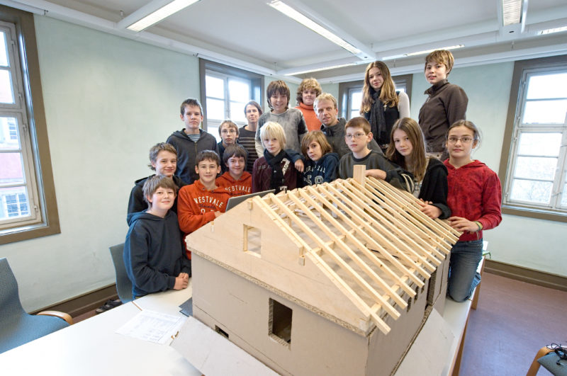 Reportagefotografie zum Thema Lernen und Bildung: Klassenfoto: Eine Schulklasse aus Schwaebisch-Hall arbeitet im Hohenloher Freilandmuseum Wackershofen am Um- und Ausbau des ehemaligen Farrenwaerter-Wohnhauses zum Schuelerhaus. 