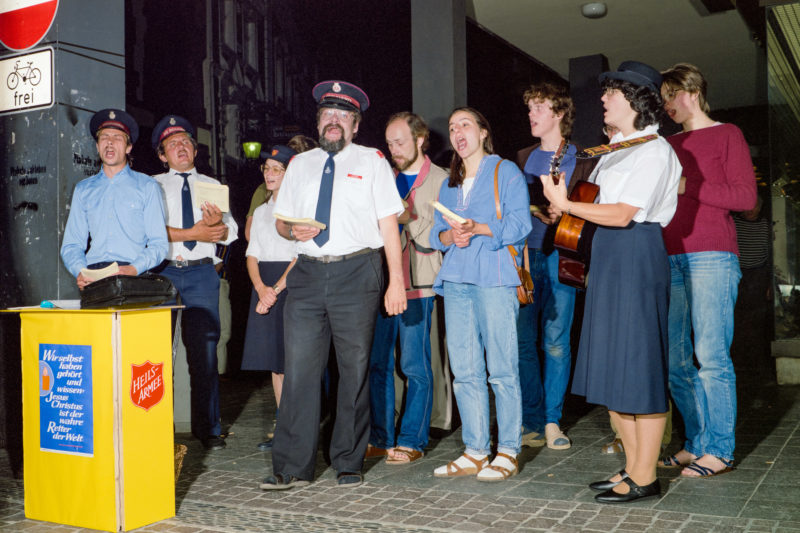 Editorial photography at the Salvation Army: The Salvation Army lives largely from donations. They sing Christian songs with guitars and in choirs, preferably in the evenings in lively pubs and in busy squares to raise money.