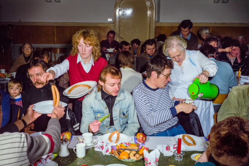 Reportagefotografie bei der Heilsarmee: An Heiligabend öffnet die Heilsarmee ihren Saal für ein Essen für Bedürftige. Es gibt warme Würstchen, Obst, Nüsse und Früchtetee.