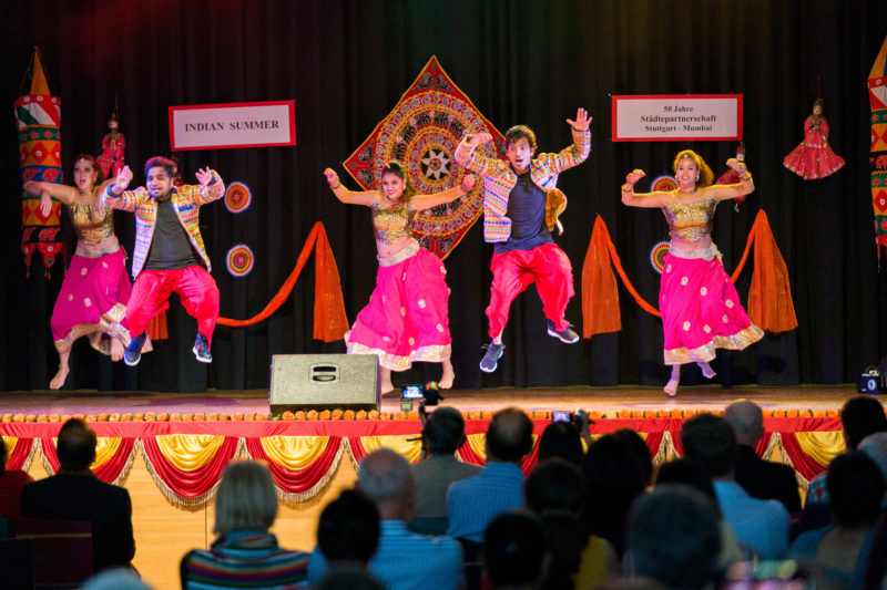 Reportagefotografie als Eventfotografie und Messefotografie: Vorführung einer Indischen Tanzgruppe auf der Bühne während der Indischen Woche Indian Summer in Stuttgart.