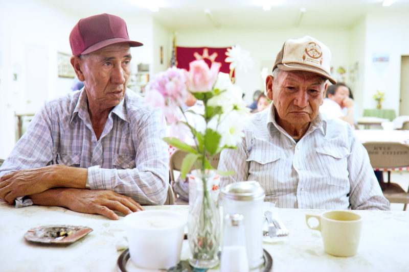 Reportagefotografie auf Diafilm in der Pine Ridge Reservation in South Dakota, USA: Im Gemeindehaus in einer der Siedlungen bekommen ältere Stammesmitglieder ein Mittagessen und Kaffee serviert.