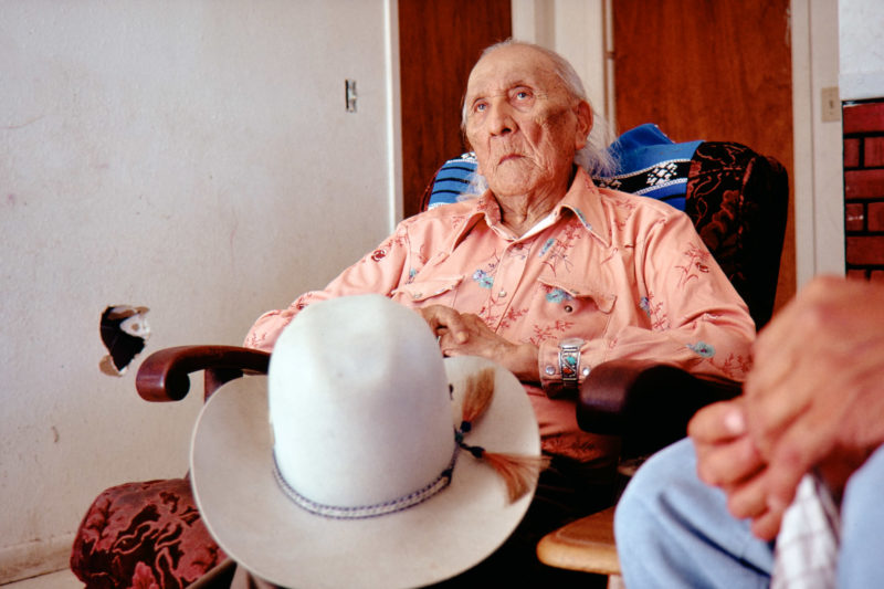 Reportagefotografie auf Diafilm in der Pine Ridge Reservation in South Dakota, USA: Häuptling Frank Fools Crow war einer der spirituellen Führer der Oglala Lakota. Er sitzt zuhause in seinem Sessel und schweigt.