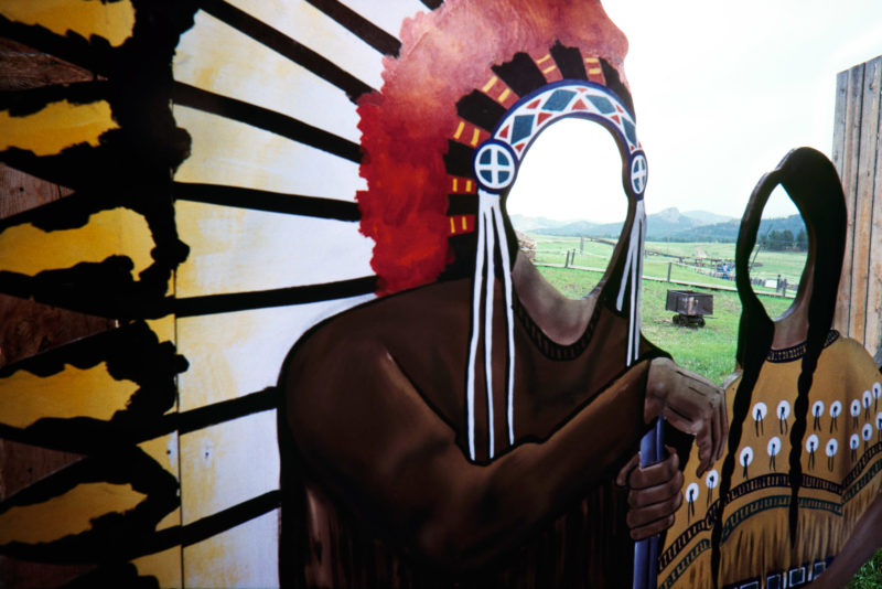 Reportagefotografie auf Diafilm in der Pine Ridge Reservation in South Dakota, USA: Indianersilouetten zum Fotografieren.