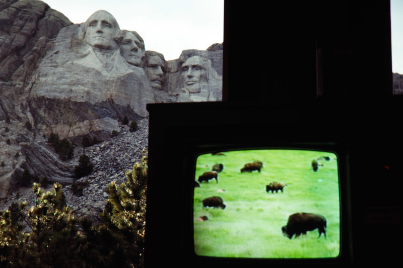 Reportagefotografie auf Diafilm in der Pine Ridge Reservation in South Dakota, USA: Im Besucherzentrum des Mount Rushmore National Memorial läuft ein Video, das an die vielen Büffelherden in der Prärie erinnert. 