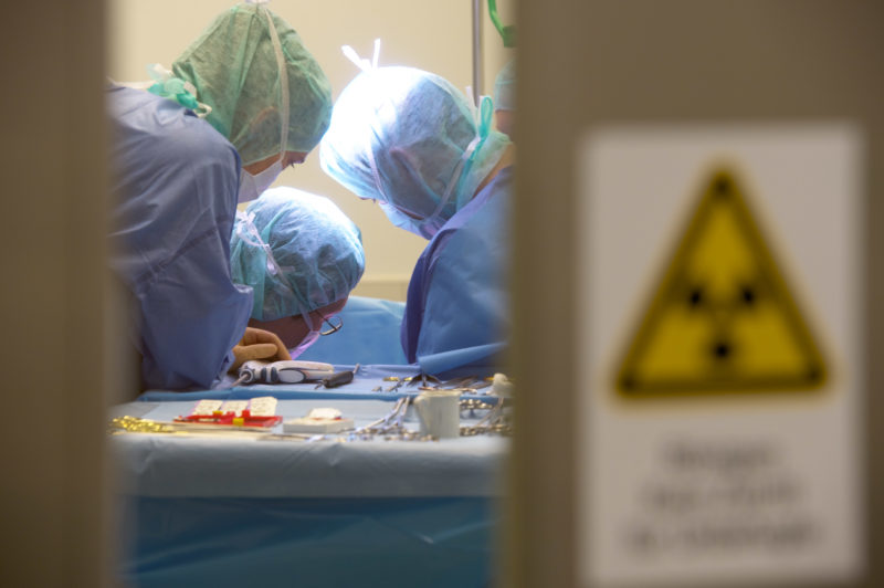 Medizinfotografie: Blick auf den Tisch mit den Instrumenten während einer Operation.