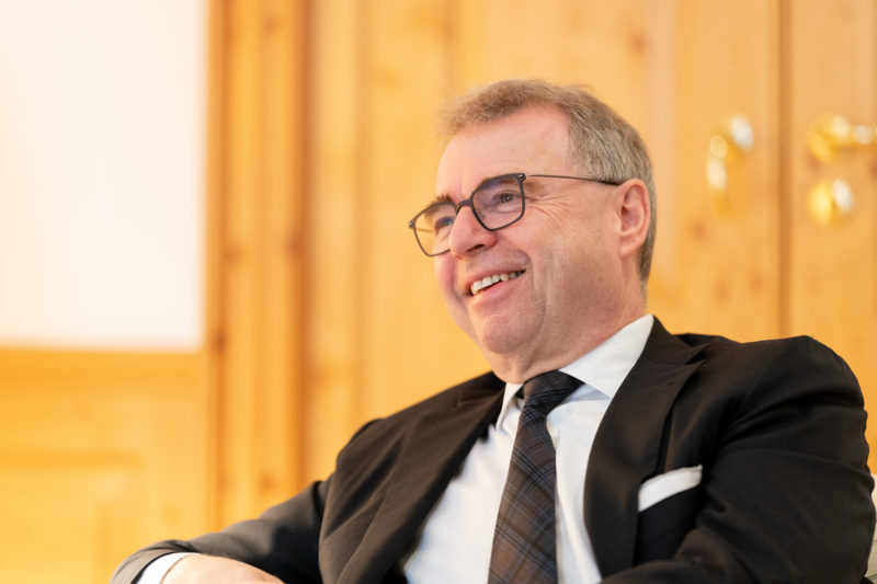 Interviewfotos: Portraits bei einem Gespräch mit einem Wirtschaftsfachmann. Wenn man als Fotograf immer bereit ist, so verpasst man die positiven Momente wie das Lachen des Interviewten nicht.