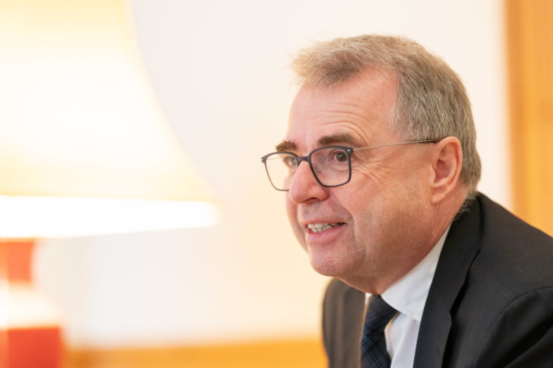 Interview photos: Portraits during a conversation with an economic expert. Warm colours combined with a long focal length create an atmosphere of closeness and familiarity.