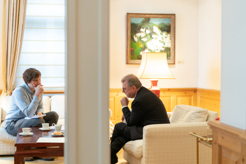 Interviewfotos: Portraits bei einem Gespräch mit einem Wirtschaftsfachmann. Ein gutes Übersichtsbild zeigt auch den Interviewer, um die reale Situation glaubhaft abzubilden.