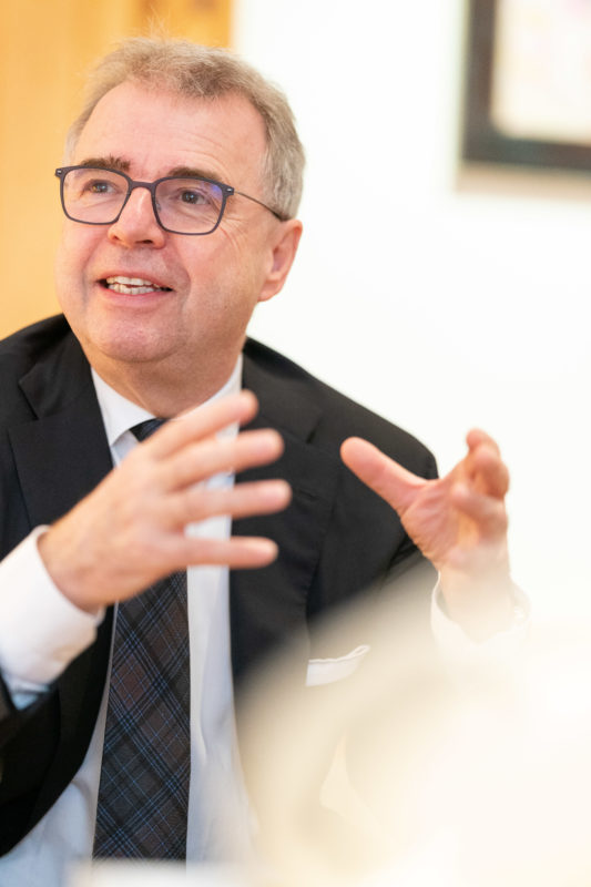 Interview photos: Portraits during a conversation with an economic expert. Integrating blurred foreground into the picture is one way to achieve more depth.