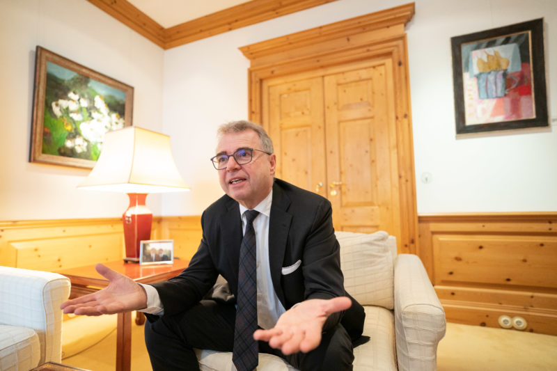 Interview photos: Portraits during a conversation with an economic expert. A wide-angle lens and a low camera perspective create a closeness to the person, which is otherwise difficult to reach.