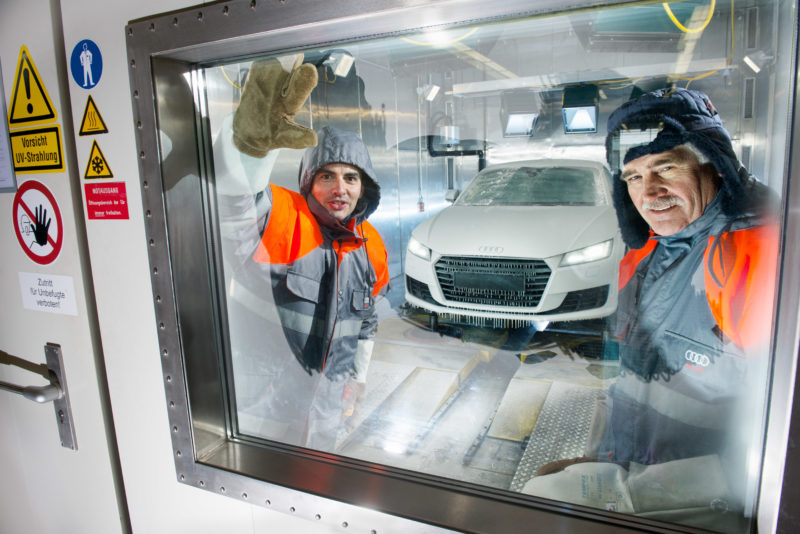 Industriefotografie:	 In dieser Klimakammer in der Automobilindustrie können die extremsten Wetterbedingungen simuliert werden.