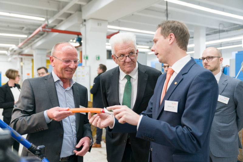 Reportagefotografie als Eventfotografie und Messefotografie: Winfried Kretschmann, Ministerpräsident von Baden-Württemberg, besucht die Firma Lapp Kabel in Stuttgart und lässt sich den Aufbau eines dort gefertigten Spezialkabels erklären.