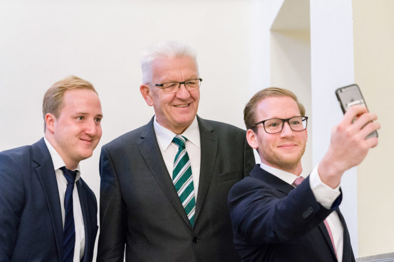 Reportagefotografie als Eventfotografie und Messefotografie: Winfried Kretschmann, Ministerpräsident von Baden-Württemberg, lässt sich zusammen mit Teilnehmern einer Festveranstaltung für Selfies ablichten.