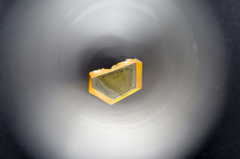 Wissenschaftsfotografie: Am 3. Physikalischen Institut der Universität Stuttgart werden Fehlstellen im Gitter künstlicher Diamanten für die Erzeugung von Q-Bits für Quanten Computer genutzt.