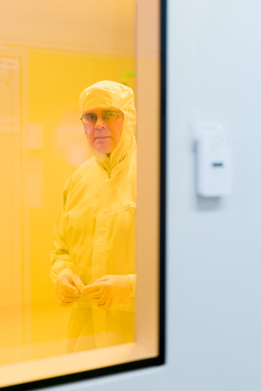 Wissenschaftsfotografie an einem Physikalischen Institut der Universität Stuttgart: Blick in ein Labor zur Herstellung von Halbleiter-Elektronik auf Silizium Basis.